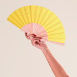 Éventail fabriqué en bois naturel et polyester très coloré couleur jaune deuxième vue