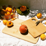 Planche de cuisine en bambou avec trou découpé dans l’angle couleur naturel vue détail 2