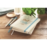 Carnet recyclés à couverture rigide avec élastique A5 lignés EcoMilk couleur turquoise vue d'ambiance principale