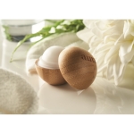 Baume à lèvres naturel rond avec boîte en bambou SPF 10 Doux couleur bois vue d'ambiance principale