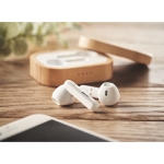 Écouteurs Bluetooth TWS 5.0 pour 3 heures avec étui en bambou Blues couleur bois vue d'ambiance principale