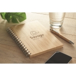 Carnet avec couverture en bambou A5 avec des pages lignées Conscious couleur bois vue d'ambiance principale