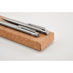 Lot de stylo à bille et roller en acier inoxydable recyclé Cork couleur argenté mat troisième vue photographique