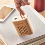 Enceinte compacte Bluetooth 5.0 idéale pour les déplacements EcoMusic couleur bois troisième vue d'ambiance 2