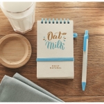 Bloc-notes recyclé avec stylo et élastique A6 pages à rayures EcoMilky couleur turquoise vue d'ambiance principale