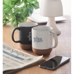 Tasse en céramique mate avec base en liège de 300 ml Design Cork couleur blanc deuxième vue d'ambiance 2