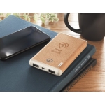 Batterie externe de 10.000 mAh avec boîtier en liège EcoDesign couleur beige vue d'ambiance principale