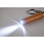 Porte-clés en bambou avec lampe de poche Llavero Linterna LED couleur bois troisième vue photographique