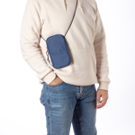 Pochette de téléphone avec bandoulière et zip Expedition RPET vue d'ambiance