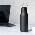 Gourde isotherme en inox avec poignée sur le couvercle 600ml Fancy vue d'ambiance