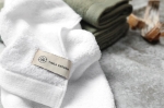Serviette de bain avec logo en lyocell/coton 40x70cm FreshFiber Small couleur blanc vue d'ambiance