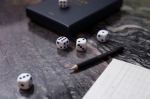 Jeu de cinq dés dans coffret élégant avec bloc-notes et crayon Yatzy couleur bleu marine vue d'ambiance