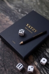 Jeu de cinq dés dans coffret élégant avec bloc-notes et crayon Yatzy couleur bleu marine vue d'ambiance 2