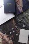 Jeu de cinq dés dans coffret élégant avec bloc-notes et crayon Yatzy couleur bleu marine vue d'ambience 3