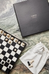 Jeu d'échecs classique avec pièces en bois noir et blanc couleur noir vue d'ambiance