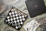 Jeu d'échecs classique avec pièces en bois noir et blanc couleur noir