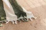 Serviette de plage personnalisée avec pompons 450 gr/m2 80x180 Seaside couleur vert foncé vue d'ambiance 2