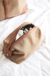 Trousse de toilette personnalisée en polyester recyclé EcoStylish couleur marron clair vue d'ambiance