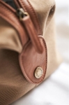 Trousse de toilette personnalisée en polyester recyclé EcoStylish couleur marron clair vue d'ambience 3