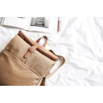 Sac à dos pour ordinateur en polyester recyclé avec boucle couleur marron clair vue d'ambiance
