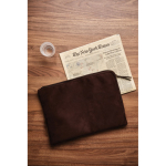 Housse rembourrée pour ordinateur 16” en cuir végétal Sophisticase couleur marron vue d'ambiance