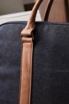 Sacoche pour PC 16'' rembourrée, recyclée et élégante EcoJourney couleur bleu marine vue d'ambience 3