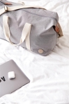 Sac de voyage recyclé avec détails en cuir synthétique Jasper couleur gris vue d'ambiance 4