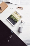 Gourde en verre borosilicaté avec étui 550 ml Crystal Sporty Strap couleur gris vue d'ambiance