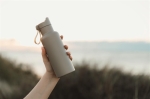 Gourde isotherme avec poignée et ouverture à bouton 500 ml OnePress couleur beige vue d'ambiance 2
