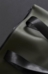 Sac léger en cuir synthétique avec fermeture éclair Contempo couleur vert foncé vue d'ambiance 2