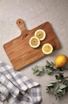 Planche à découper horizontale avec poignée en bois TeakWood couleur bois vue d'ambiance 2