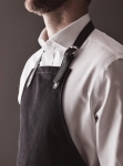 Tablier en coton avec détails en cuir et fermeture par boucle Vegan couleur noir vue d'ambiance 2