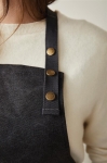 Tablier en matériaux recyclés avec poche avant Ecochic couleur noir vue d'ambiance 2