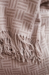 Couverture à motifs géométriques en acrylique Geometric Comfort couleur marron clair vue d'ambiance 4