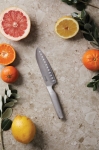 Couteau de style japonais en acier promotionnel Hattasan Santoku couleur argenté vue d'ambiance 2