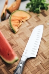 Couteau en acier inoxydable de haute qualité avec logo Kaiser Santoku couleur argenté vue d'ambiance 2