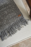 Couverture à motifs géométriques avec franges 130x170cm Geometric Luxe couleur gris vue d'ambiance 2