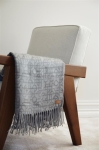 Couverture à motifs géométriques avec franges 130x170cm Geometric Luxe couleur gris vue d'ambience 3