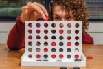 Jeu de puissance 4 pour cadeau publicitaire en bois Connect Four couleur blanc vue d'ambiance