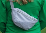 Sacs bananes personnalisés en toile recyclée 285 g/m² EcoTrace Raw couleur gris vue d'ambiance