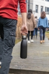Gourde isotherme grande avec poignée de transport 1,5 L Eco Handle couleur noir vue d'ambiance