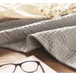 Couverture légère en coton gaufré avec logo et boîte cadeau 300 g/m2 couleur gris vue d'ambiance