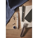 Stylos à bille personnalisés en acier mini outils avec Encre Bleue couleur noir vue d'ambiance