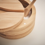 Salière et poivrière en bambou avec couvercle tournant et cuillère couleur bois vue photographique