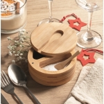 Salière et poivrière en bambou avec couvercle tournant et cuillère couleur bois vue d'ambiance