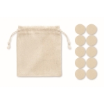 Jeu de morpion en bois avec plateau dans un sac en coton couleur beige troisième vue