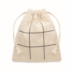 Jeu de morpion en bois avec plateau dans un sac en coton couleur beige quatrième vue