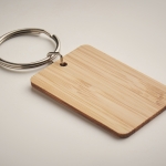 Porte-clés promotionnel pas cher en bambou de forme rectangulaire couleur bois troisième vue photographique