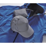 Casquette de baseball en polyester 190T réfléchissant taille 7 1/4 couleur argenté mat troisième vue d'ambiance