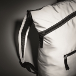 Sac à dos de sport pliable réfléchissant avec poignées amovibles couleur argenté mat vue photographique